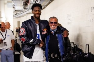 相當(dāng)有面子！為NBA多隊(duì)設(shè)計(jì)冠軍夾克的大佬為迪班薩定制夾克