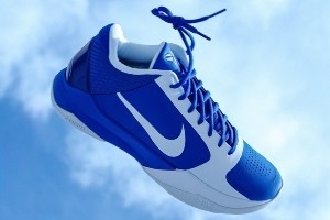 又新增一款大學(xué)配色！肯塔基大學(xué)發(fā)布校隊(duì)專屬Kobe 5 PE