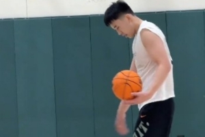 王俊杰晚上10點(diǎn)還在舊金山大學(xué)籃球館加練 最后1組三分球彈無(wú)虛發(fā)