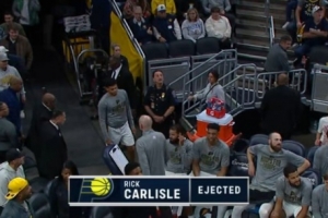 大發(fā)雷霆！步行者界外球被改判給籃網(wǎng) 卡萊爾怒噴裁判被驅(qū)逐