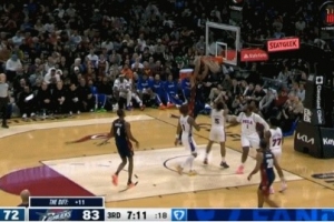 問題不大！米切爾速推反擊突破喂餅阿倫暴扣！騎士轟出13-0！