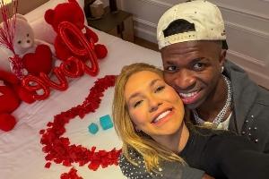 巴媒：維尼修斯女友在美國(guó)涉嫌欠稅，可能無(wú)法陪他參加2026世界杯