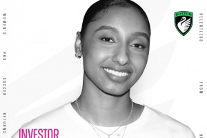 上大學(xué)就已經(jīng)當(dāng)時(shí)投資人！朱朱-沃特金斯投資美女職足球隊(duì)！