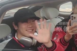 眾多球迷在高速路口迎接重慶銅梁龍，點燃煙花高喊“重慶雄起”