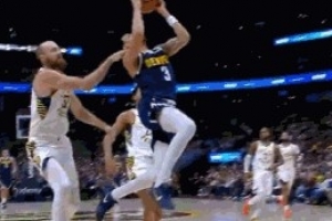 打出火藥味！赫夫追防摟斯特勞瑟脖子 裁判回看追加一級(jí)惡犯