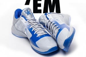 灰藍(lán)色調(diào)！肯塔基的又一款科比球鞋Kobe 5 PE！