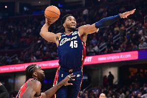 燃起來了！米切爾突破拉桿上籃2+1 個人連拿8分帶隊反超