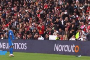 0-0戰(zhàn)平，維尼修斯大笑與巴列卡諾球迷對線：你們花錢來看我比賽