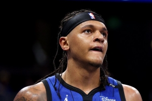 好像在摸魚(yú)？班凱羅半場(chǎng)5中3&三分1中0得7分3板2助 有3次失誤