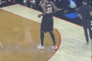 先別高興 還沒(méi)贏呢！恩比德得知巴恩斯6犯離場(chǎng)后搖頭晃腦跳起恰恰