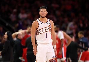 今天當(dāng)綠葉！布克26分鐘13投8中 高效砍下19分3助攻