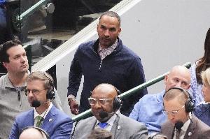 美記：在有機會獲勝時大喊“解雇哈里森” 獨行俠球迷已經受夠了