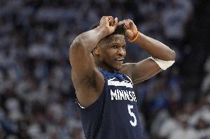 第三節(jié)獨(dú)得21分！愛德華茲25中13砍全場(chǎng)最高35分外加6板6助