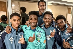 維尼修斯隨巴西隊在阿森納基地訓(xùn)練，與槍手青訓(xùn)小將合影