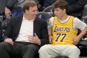 看著不心痛嗎！獨行俠老板與身穿東契奇湖人球衣的球迷交談