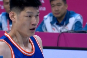 穩(wěn)如泰山！胡金秋10中5&6罰4中拿到15分5板3助