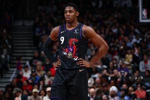 多余動作！克拉克斯頓空接后被巴雷特推出界 后者吃T