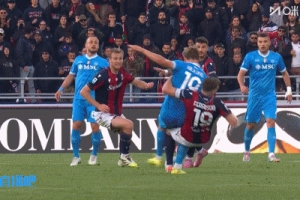 羅基：霍伊倫肘擊應(yīng)該吃紅牌，但弗格森掩面的夸張反應(yīng)影響了判罰