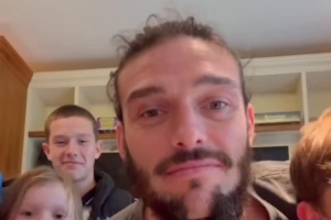 其樂融融！安迪·卡羅爾社媒曬孩子們?yōu)樗旰右曨l