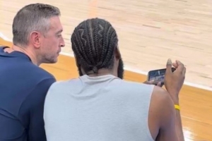 全靠你了登哥！哈登賽前和助教在一起認真研究比賽錄像