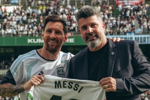 梅西隨阿根廷隊在埃爾切主場公開訓練，獲贈埃爾切10號球衣