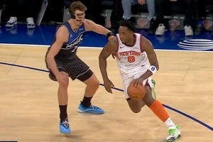 開場(chǎng)剛過3分鐘！小瓦格納切球阿努諾比被吹犯規(guī) 魔術(shù)挑戰(zhàn)成功