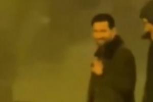 球迷在諾坎普外偶遇梅西和德保羅，梅西沖鏡頭微笑點(diǎn)贊揮手??