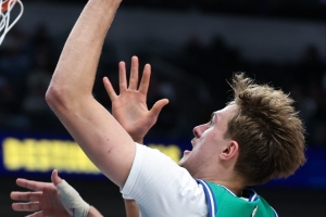 迅速挽尊！弗拉格快攻歐洲步上籃打鐵 隨后撤步三分空心入網(wǎng)