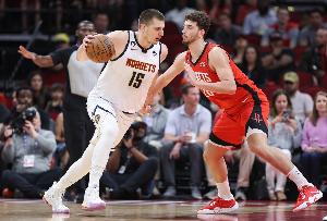 全能中鋒！賽季至今200分100板70助攻的球員：約基奇、申京