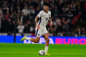 TA：奧賴(lài)?yán)驌?dān)任英格蘭主力；球隊(duì)終于找到中場(chǎng)組織核心：安德森