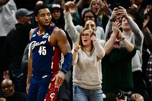 效率不高！米切爾18中7&17罰15中空砍31+6+6 7次失誤&正負(fù)值-18