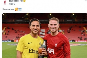 一起入選阿根廷國(guó)家隊(duì)！利物浦社媒曬麥卡與哥哥合照：兄弟