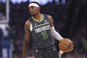 華子：麥丹在休賽期進(jìn)步太大了 只要他參與進(jìn)攻就對球隊有益