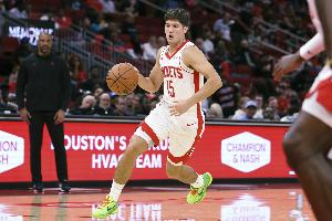 謝潑德飛身撲搶！申京：那是贏球的表現(xiàn) 在場上每個位置都拼命！