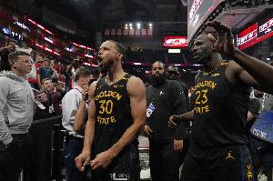 庫(kù)里夸遍隊(duì)友：對(duì)手很出色但我們有太多人挺身而出 大愛這種場(chǎng)面