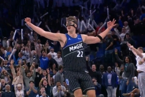 鐵了一整場又怎樣！小瓦格納追身打板三分+撤步三分 領(lǐng)先到5分！