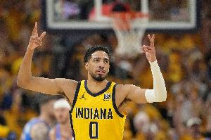 挺像那么回事！哈利伯頓場邊正裝指揮隊友 神似球隊主帥