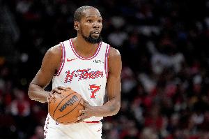 媒體人：那個(gè)離奇失誤不是KD問題 老干部全場狠艸成這樣腿都軟了