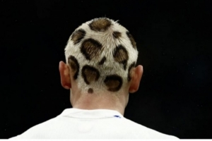 豹紋頭登場！挪威后衛(wèi)萊爾森昨晚世預賽的豹紋新發(fā)色奪人眼球