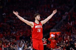 關(guān)鍵蓋帽+勾手絕平救贖！申京全場31中11得到30分13板8助5失誤