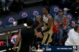 冒失！薩爾再被吹防守犯規(guī) 半場沒打完已經(jīng)4犯在身