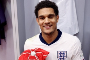 上演首秀！寬薩是英格蘭隊史第1297位出場球員，賽后獲贈紀念帽子