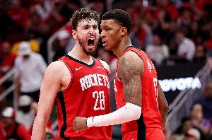 苦苦追趕！申京送妙傳 小賈巴里·史密斯接球順下起飛暴扣