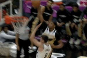 平地起驚雷！庫利巴利殺進內(nèi)線 騰空暴起力壓防守單臂灌筐