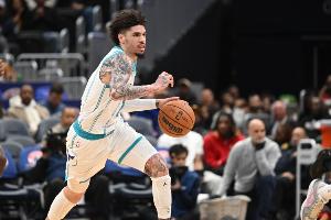 看著都疼！三球貼防奎克利被肘出鼻血 下場簡單處理