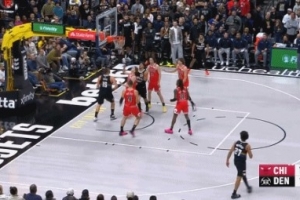 還有機會的！約基奇倚著道蘇姆突破上籃先追2分！