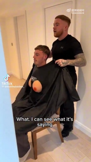 帕爾默的理發(fā)師捉弄他，給他披了一件帶假胸的理發(fā)袍??