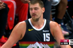 就是自信！約基奇首記三分干拔命中反超比分！此前5中0