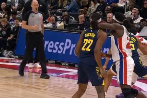 手又癢了??斯圖爾特肘擊杰克遜面部 吃到生涯第11次惡犯！