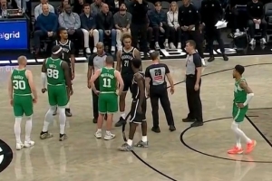 還挺激烈！米諾特和克洛尼爭(zhēng)搶籃板時(shí)互相推搡 雙方吃T！